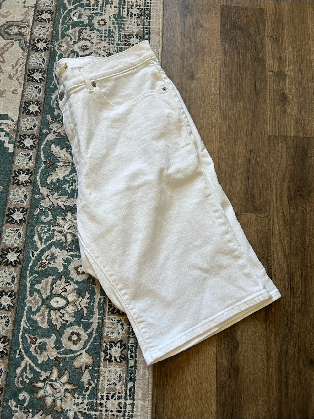 Levi’s White Bermuda Shorts - Picture 2 of 4